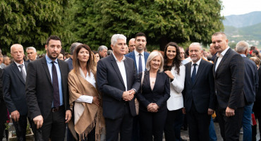 HDZ-ova KAMPANJA 2022. PROVOCIRA DA ZASPEŠ Naslikavaju se po crkvama i stratištima, školama, a od programa ni P