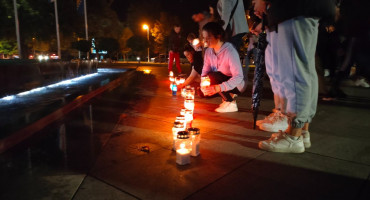 Mostarci se uz paljenje svijeća opraštaju od obitelji Krstić