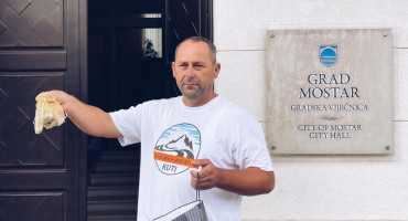 PERFORMANS ISPRED VIJEĆNICE Građani darivali vijećnike kamenčićima kamenoloma da ih ne vode blizu minskog polja