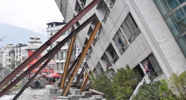 Strašan potres na Tajvanu, srušila se zgrada traje evakuacija