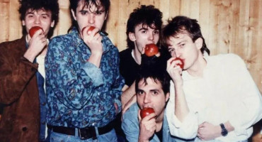 TUŽNA OBLJETNICA CRVENE JABUKE Prije 36 godina su krenuli u Mostar. U Jablanici je poginuo basist Aljoša, a Zijo podlegao ozljedma nakon 12 dana