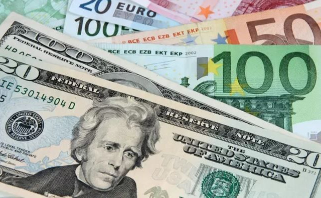ANALIZA Tko ima bolju perspektivu euro ili dolar?