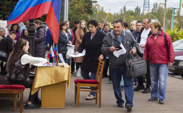 VAL 'DEMOKRACIJE' Ruski separatisti i dalje guraju referendum, glasačke kutije nosaju od vrata do vrata