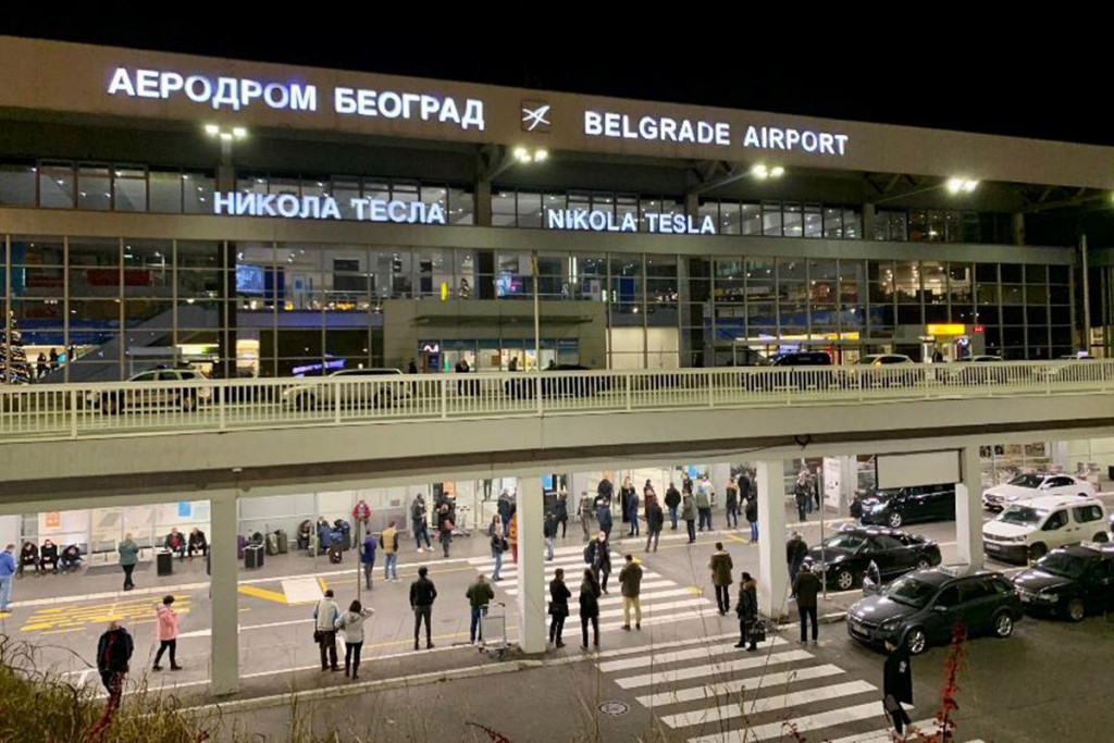 DRAMA U BEOGRADU Preminuo putnik zbog kojega je avion hitno sletio na aerodrom
