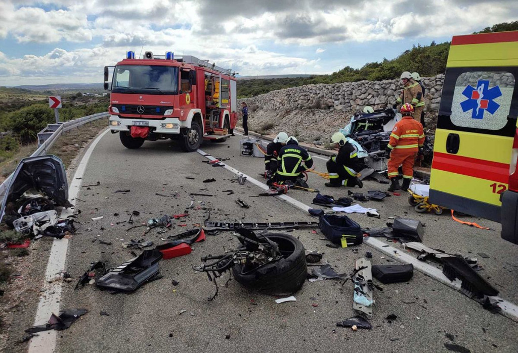 HRVATSKA Porsche se raspao nakon sudara s cisternom