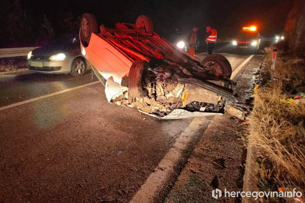 PROMETNA NESREĆA SJEVERNO OD MOSTARA Automobil završio na krovu, ozlijeđena jedna osoba