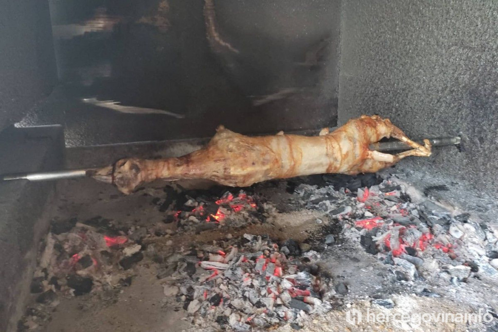 HERCEGOVAČKA JANJETINA "Cijena je morala porasti, kilogram je 50 maraka, a sve teže je doći do janjaca"