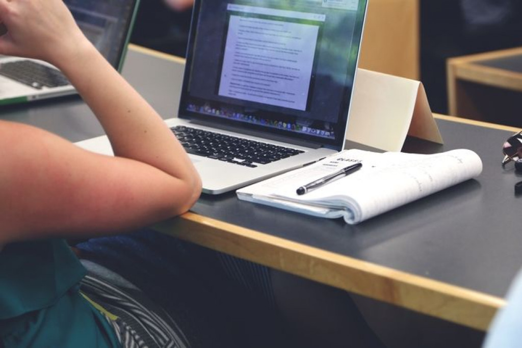 GRUDE Iz srednje škole ukradeni laptopi