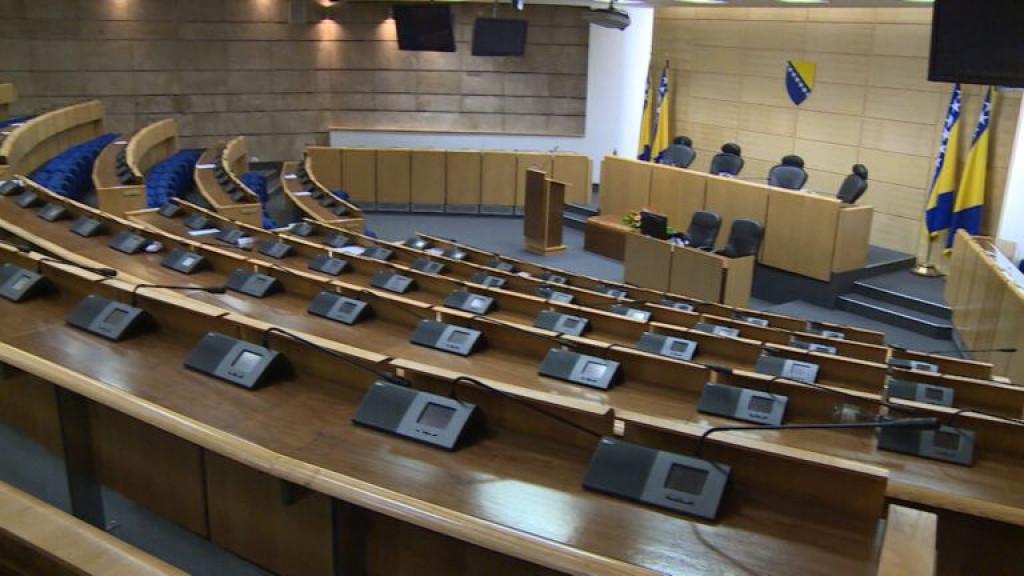 DOK STANU NA NOGE 17 zastupnika koji više nisu u Parlamentu FBiH, primat će plaću još godinu dana