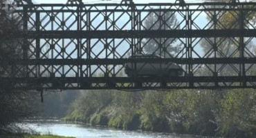 PITANJE TRENUTKA STRADANJA ILI RUŠENJA Tisuće auta prelazi preko montažnog mosta kojeg je izgradio IFOR prije 20 godina