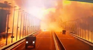 PREKRETNICA U UKRAJINI Eksplodirao kamion, srušen Krimski most, a onda se zapalio i vlak sa cisternama