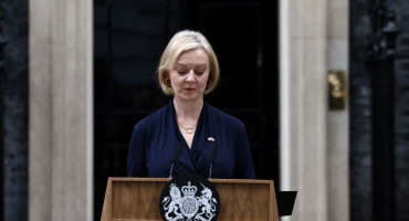 BRITANSKA PREMIJERKA PODNIJELA OSTAVKU Oporba traži izbore, nižu se reakcije