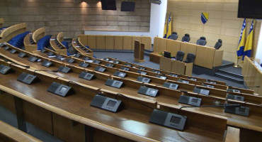 DOK STANU NA NOGE 17 zastupnika koji više nisu u Parlamentu FBiH, primat će plaću još godinu dana