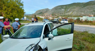 PROMETNA NESREĆA Veća materijalna šteta u sudaru Renaulta i Pola u Mostaru