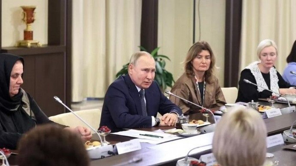FINO ZA ZNATI Putin okupio majke ruskih vojnika te im pričao da neki njihovi sinovi ginu zbog votke
