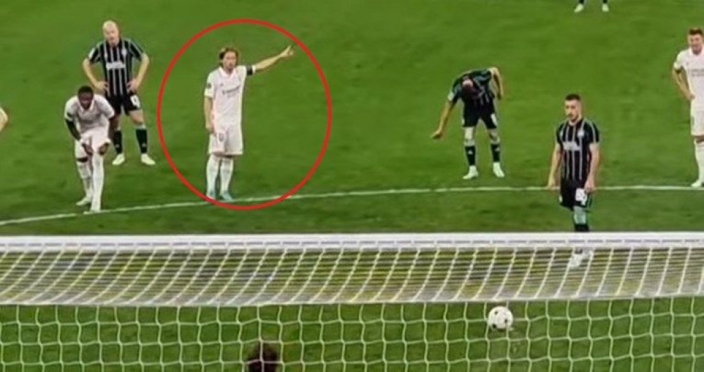 TKO ĆE KOME... Luka Modrić svom golmanu sugerirao gdje će pucati Juranović