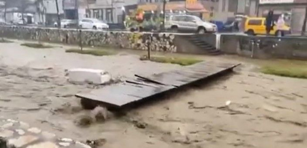 Frižider završio u nabujaloj rijeci u Novom Pazaru pa plutajući srušio drveni most