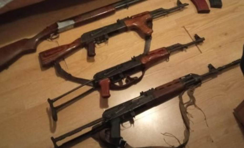 ŠIROKI BRIJEG U pretresu kuće čuvara u KPZ Mostar pronađena marihuana i oružje