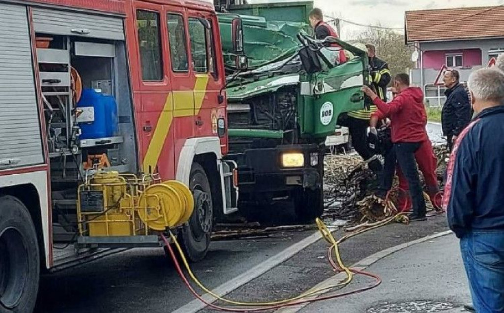 TRAGEDIJA U BIH Stablo palo na kabinu teretnog vozila, vozač smrtno stradao