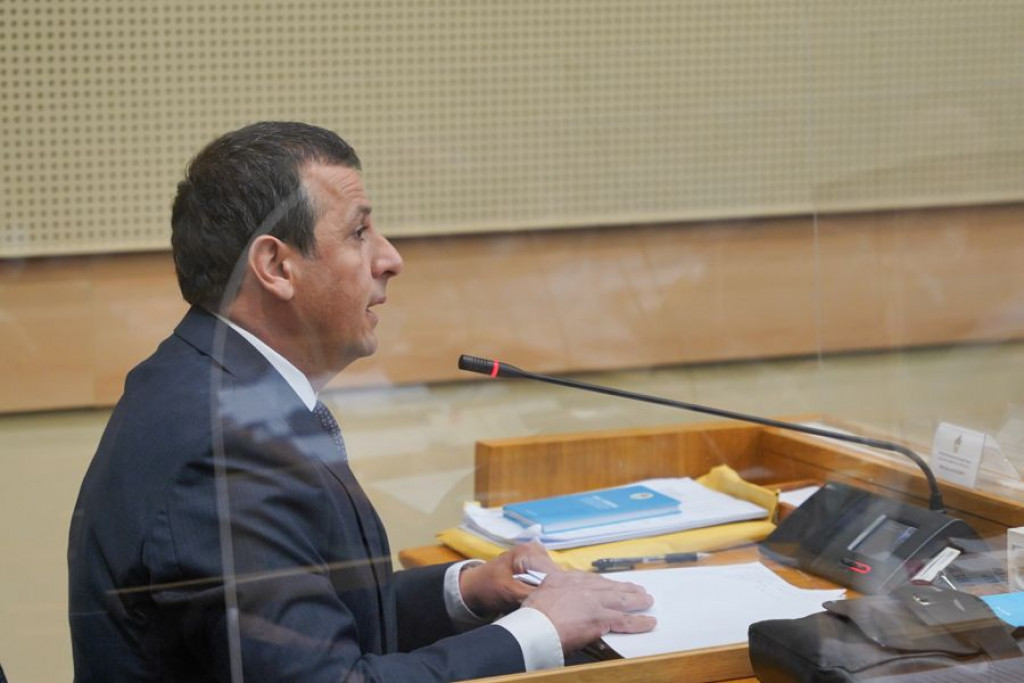 Vukanović u skupštini: "Čuo sam da Vlahović hoće iz Juventusa u SNSD jer se tamo najbolje plaća"