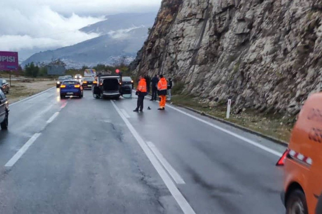 ŽOVNICA Automobil se prevrnuo i završio na krovu
