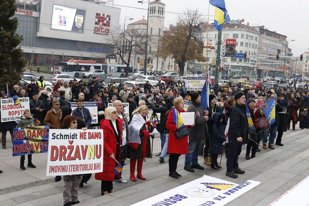 PORUKA SA PROSVJEDA Nećemo etničke podjele koje su skrojili zločinci i ratni profiteri