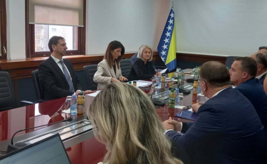 NJIH OSAM 'TIĆA, A ČOVIĆ POSLAO NAJLJEPŠA BIĆA Počeo sastanak u Sarajevu