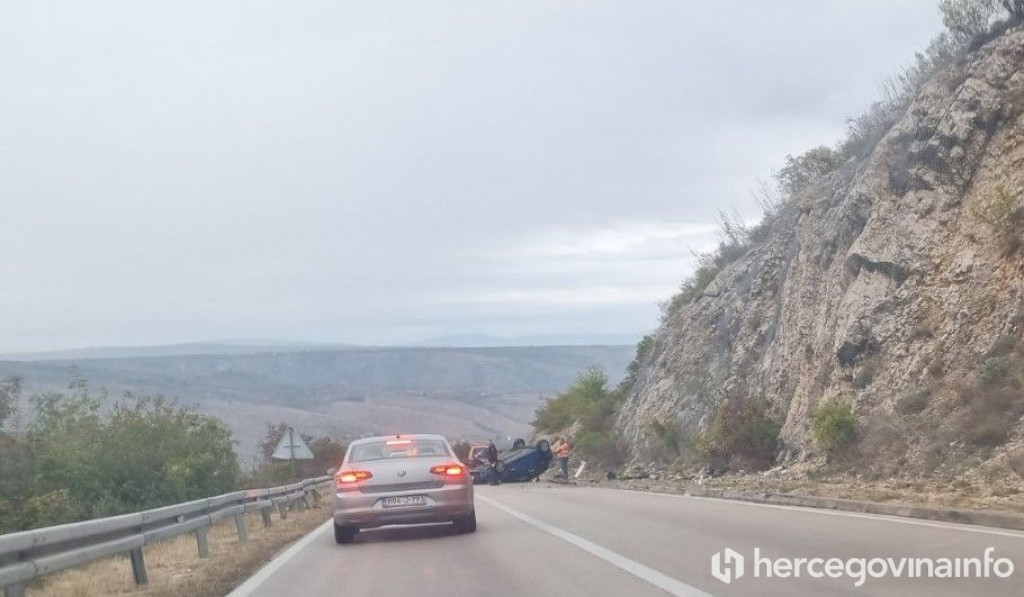 PROMETNA NESREĆA Na cesti Mostar - Stolac automobil završio na krovu