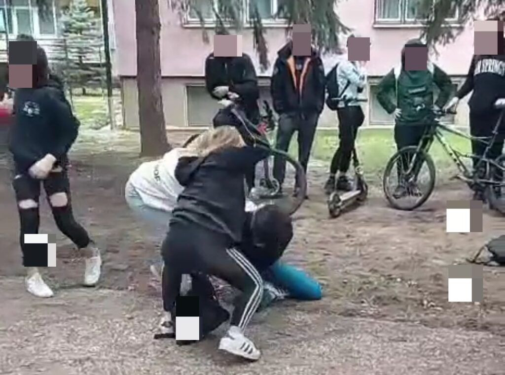 Dvije djevojčice se mlatile ispred škole dok su ostali nijemo promatrali