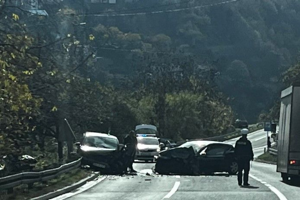 PROMETNA NESREĆA Četvero ozlijeđenih u teškom sudaru na M-17