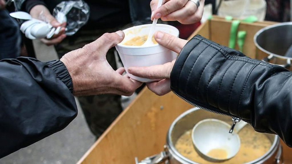POVEĆAVAJU SE REDOVI ISPRED JAVNIH KUHINJA Primanja od 240 maraka mjesečno ne mogu pokriti osnovne životne potrebe