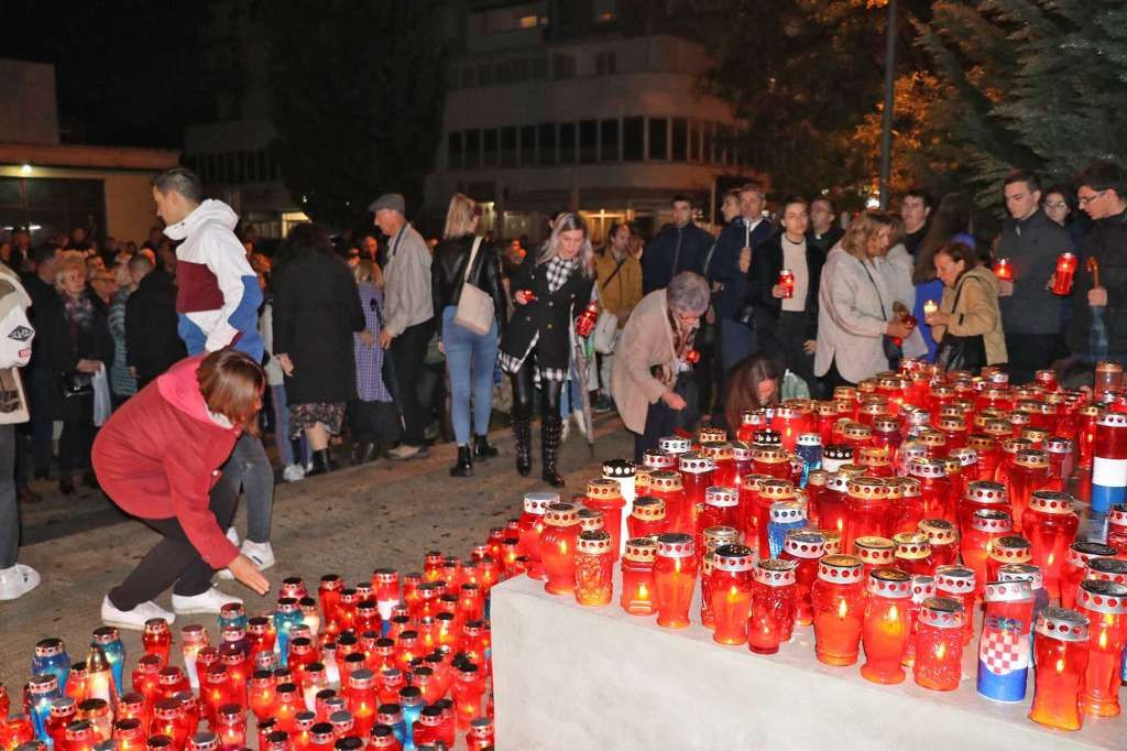 POČAST GRADU HEROJU Tisuće svijeća zapaljeno u Mostaru za žrtvu Vukovara