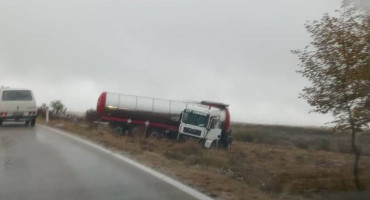 MOSTAR - NEVESINJE Cisterna sletjela s ceste