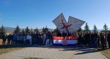 JADNO Netko zapalio zastavu kod spomenika vukovarskim braniteljima na Kupresu