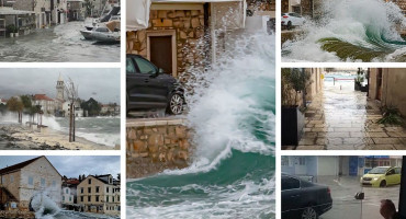 NEVRIJEME U DALMACIJI Ciklonalna plima pogodila dio obale i otoka, pod vodom rive, ulice, štekati...