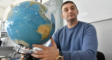 NAŠ, A JEDAN OD NAJBOLJIH PROFESORA SVIJETA 'Djecu školujemo da ih razvoze kombijima po Bavarskoj i čuvaju babe po Njemačkoj'