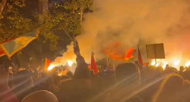 CRNOGORCI NA ULICAMA Tisuće prosvjednika zviždi protiv Abazovića i Vučića, pale baklje i traže nove izbore