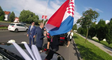 NAPAD NA SVATOVE ZBOG ZASTAVE Hrvatski veleposlanik u BiH uručio prosvjednu notu