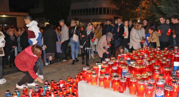 POČAST GRADU HEROJU Tisuće svijeća zapaljeno u Mostaru za žrtvu Vukovara
