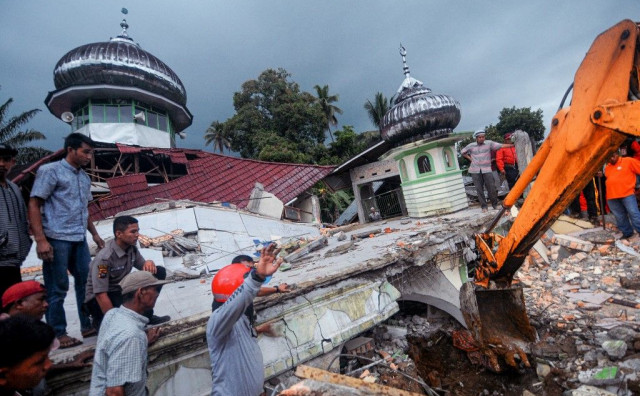 Snažan potres u Indoneziji. Poginulo preko 40 ljudi, a najmanje 300 ozilijeđeno