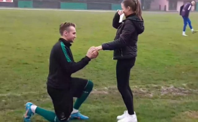 ROMANTIKA U BANOVIĆIMA Nogometaš zaprosio djevojku na poluvremenu utakmice