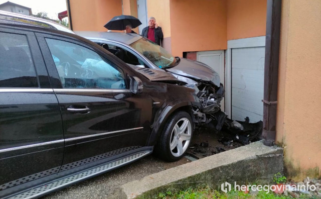 PROMETNA NESREĆA U mostarskom naselju automobili završili u dvorištu obiteljske kuće