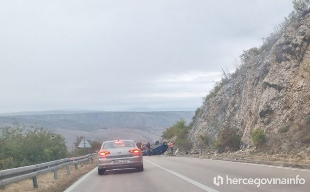 PROMETNA NESREĆA Na cesti Mostar - Stolac automobil završio na krovu