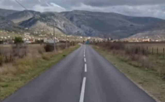 OMAKLO SE Pogledajte kako izgleda iscrtavanje linija na novoasfaltiranoj cesti u Mostaru