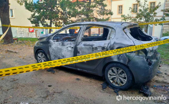 POŽAR UZNEMIRIO STANARE U sitnim noćnim satima izgorio još jedan osobni automobil u Mostaru