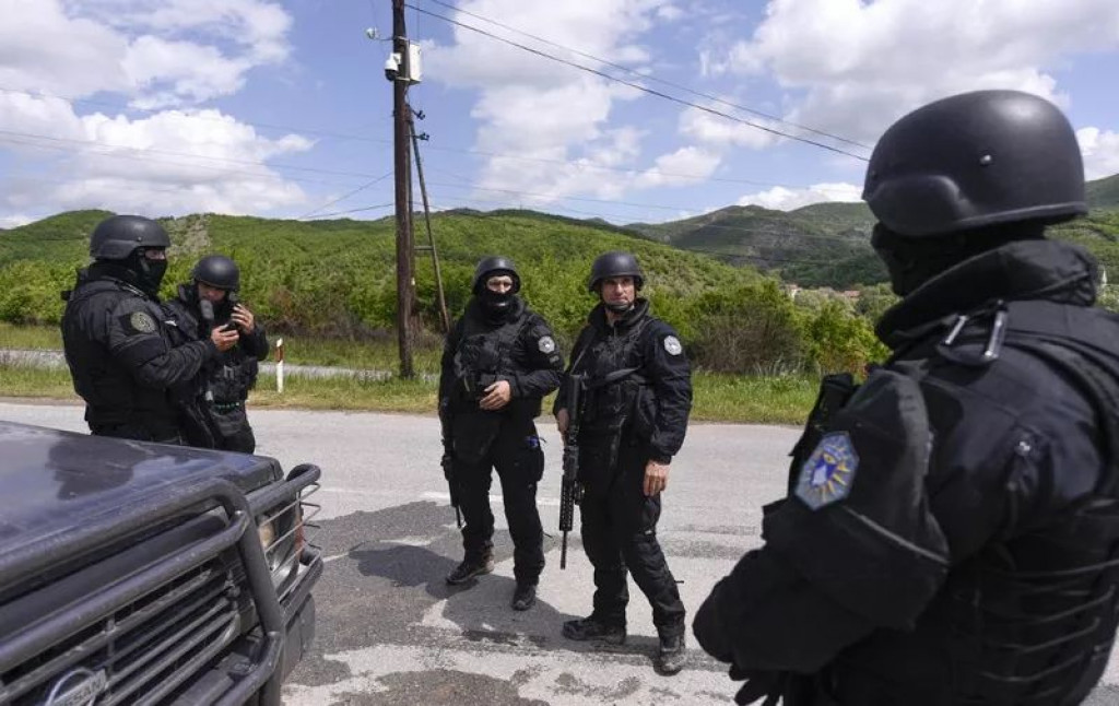 NAPETOSTI NA KOSOVU Stotine policajaca ušlo u Kosovsku Mitrovicu, Srbija razmišlja o slanju vojske