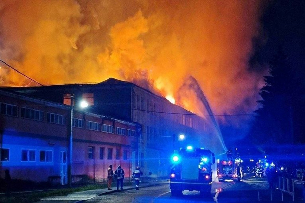 HRVATSKA Osam vatrogasnih postrojbi cijelu noć gasilo požar, vatra progutala krovište trgovine