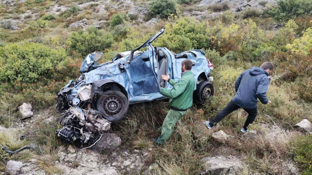 KOD RAVNOG Evo što je ostalo od automobila u kojem su maloljetnici sletjeli u provaliju