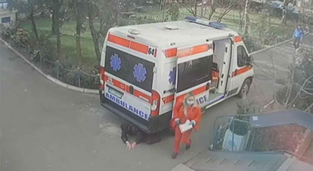 Hitna pomoć došla na intervenciju pa vozilom slučajno pregazili staricu