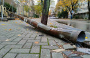 Oboreni stup javne rasvjete u Mostaru oštetio građevinsku ogradu privatnog objekta